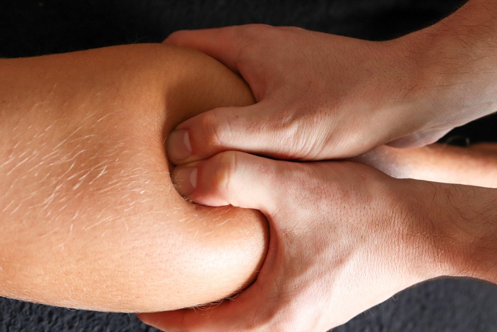 Masaje profundo amasando la musculatura cargada